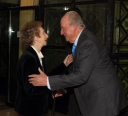 Su Majestad el Rey Don Juan Carlos es saludado por la marquesa de Canero, Margarita Salas Falgueras, Medalla Echegary 2016